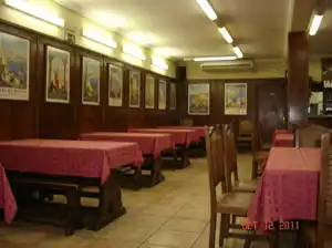 Interior en una web de restaurante anticuada